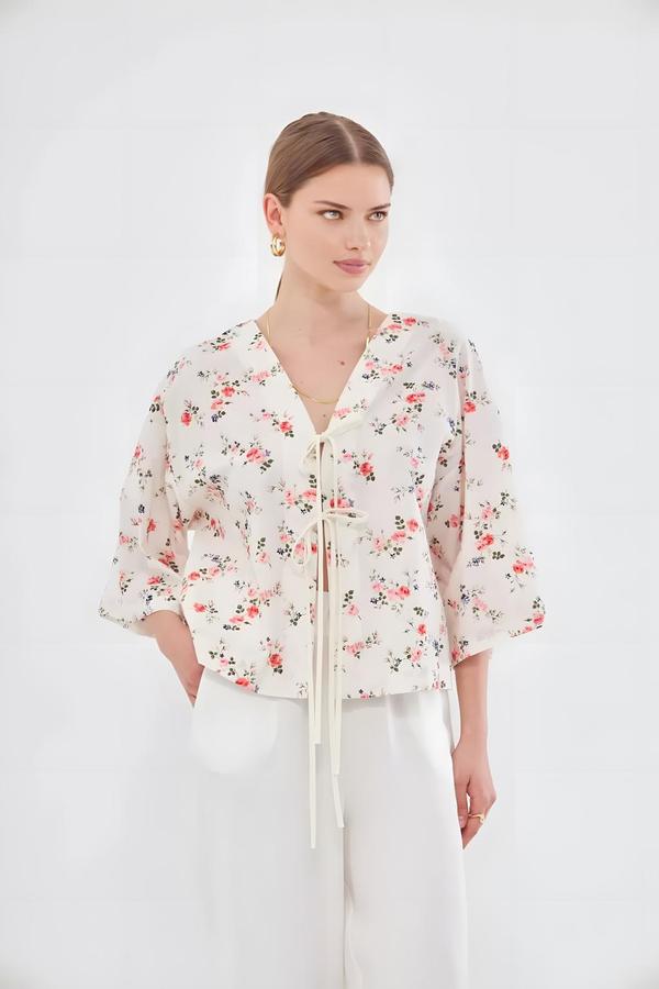 Floral Short Kimono with Tie Front - Image 2